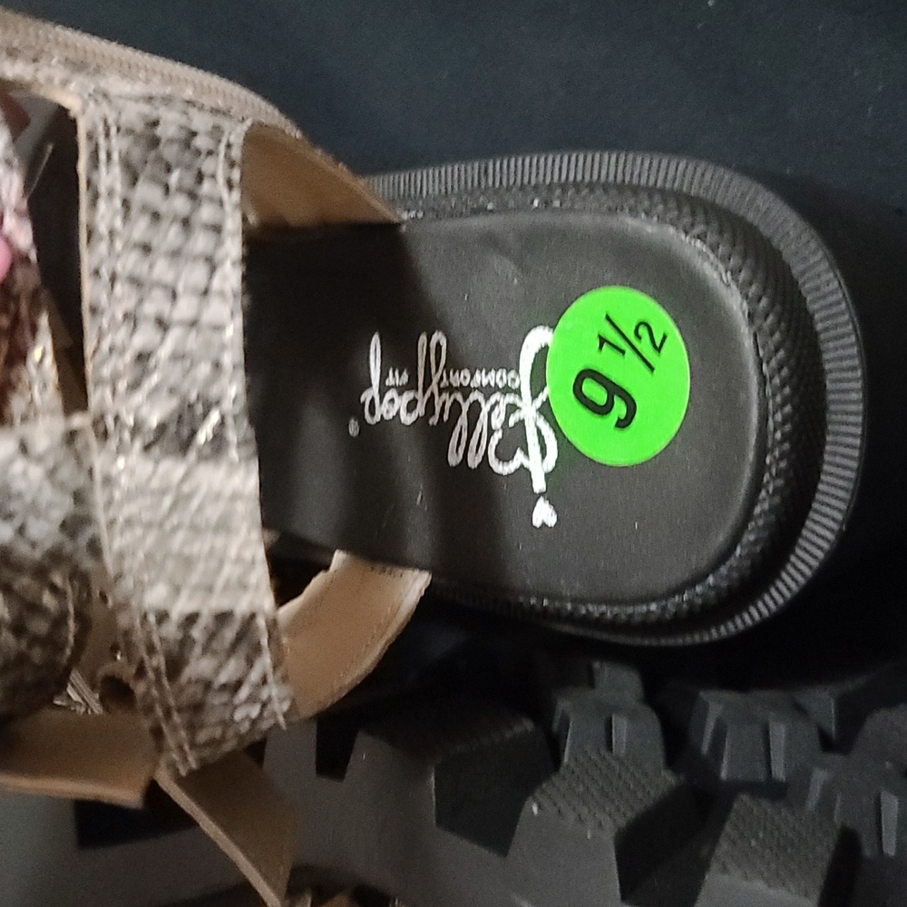 Sandals NWOT - Picture 7 of 12